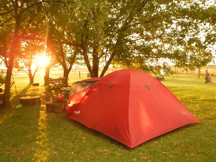 iniciarse al campamento, base, acampada, camping, acampar, camper, refugio, dormi, donde dormir,  caba&ntilde;a, hospedaje, donde hospedarse, hotel barato, ambiente, sala de maquinas, exclusivo, exclusividad, camping de lujo, glamping argentina, relax, relajarse, relajacion, siesta, tranquilidad, sosiego, estancia, pasto, aire, acondicionado, desayuno, mate en la cama, pileta, sombrilla, colchoneta inflable, fin de semana, week end, sabado, domingo, feriado, fin de semana largo, feriado puente, salida, parejas, turismo rural, viaje, viajecito escapada, viajeta, cerca, capital, pocos km, costa atlantica, autopista zona sur, lobos, ca&ntilde;uelas, san miguel del monte, uribelarrea, udaondo abott, campo, fogon, bolsa de dormir, linternas, mosquitero, pesca, paseos en globo, planeadores, alquiler cuatriciclos, cabalgatas, cabalgar, caballos, parque4x4, smata, maximo paz, vicente casares, ezeiza, horno de barro, asado, amigos, familia, chicos chicos, peque&ntilde;os, primera experiencia, naturaleza, verde, salir a pescar, hacer un fueguito, leer un libro, tranquilo, hamaca, paraguaya, siesta en los arboles, pastos altos, fogon, parrilla, disco de arado, deportes aventura, escapar de la rutina, quincho, juegos para chicos, escaladores, atardecer, niebla, abierto todo el a&ntilde;o, atendido por sus due&ntilde;os, ropa de cama, frazadas, mangrullo, reposeras, pic-nic, pic nic, campestre, atardecer, pajaros, chacra, las primorosas, chacras del alba, termas del salado, esculturas al aire libre, sala de maquinas, parque 4x4 conduccion defensiva, 4x4 y atv cuatris bosques, pasar el dia, dia de campo, 