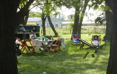 iniciarse al campamento, base, acampada, camping, acampar, camper, refugio, dormi, donde dormir,  caba&ntilde;a, hospedaje, donde hospedarse, hotel barato, ambiente, sala de maquinas, exclusivo, exclusividad, camping de lujo, glamping argentina, relax, relajarse, relajacion, siesta, tranquilidad, sosiego, estancia, pasto, aire, acondicionado, desayuno, mate en la cama, pileta, sombrilla, colchoneta inflable, fin de semana, week end, sabado, domingo, feriado, fin de semana largo, feriado puente, salida, parejas, turismo rural, viaje, viajecito escapada, viajeta, cerca, capital, pocos km, costa atlantica, autopista zona sur, lobos, ca&ntilde;uelas, san miguel del monte, uribelarrea, udaondo abott, campo, fogon, bolsa de dormir, linternas, mosquitero, pesca, paseos en globo, planeadores, alquiler cuatriciclos, cabalgatas, cabalgar, caballos, parque4x4, smata, maximo paz, vicente casares, ezeiza, horno de barro, asado, amigos, familia, chicos chicos, peque&ntilde;os, primera experiencia, naturaleza, verde, salir a pescar, hacer un fueguito, leer un libro, tranquilo, hamaca, paraguaya, siesta en los arboles, pastos altos, fogon, parrilla, disco de arado, deportes aventura, escapar de la rutina, quincho, juegos para chicos, escaladores, atardecer, niebla, abierto todo el a&ntilde;o, atendido por sus due&ntilde;os, ropa de cama, frazadas, mangrullo, reposeras, pic-nic, pic nic, campestre, atardecer, pajaros, chacra, las primorosas, chacras del alba, termas del salado, esculturas al aire libre, sala de maquinas, parque 4x4 conduccion defensiva, 4x4 y atv cuatris bosques, pasar el dia, dia de campo, 