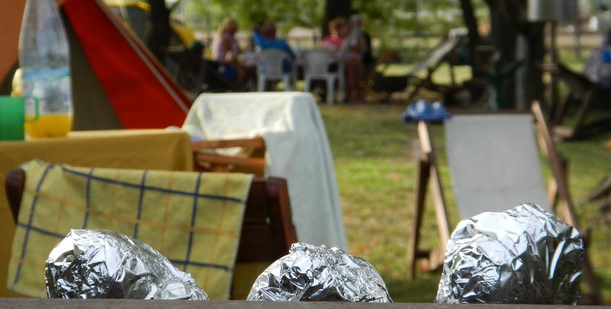 iniciarse al campamento, base, acampada, camping, acampar, camper, refugio, dormi, donde dormir,  caba&ntilde;a, hospedaje, donde hospedarse, hotel barato, ambiente, sala de maquinas, exclusivo, exclusividad, camping de lujo, glamping argentina, relax, relajarse, relajacion, siesta, tranquilidad, sosiego, estancia, pasto, aire, acondicionado, desayuno, mate en la cama, pileta, sombrilla, colchoneta inflable, fin de semana, week end, sabado, domingo, feriado, fin de semana largo, feriado puente, salida, parejas, turismo rural, viaje, viajecito escapada, viajeta, cerca, capital, pocos km, costa atlantica, autopista zona sur, lobos, ca&ntilde;uelas, san miguel del monte, uribelarrea, udaondo abott, campo, fogon, bolsa de dormir, linternas, mosquitero, pesca, paseos en globo, planeadores, alquiler cuatriciclos, cabalgatas, cabalgar, caballos, parque4x4, smata, maximo paz, vicente casares, ezeiza, horno de barro, asado, amigos, familia, chicos chicos, peque&ntilde;os, primera experiencia, naturaleza, verde, salir a pescar, hacer un fueguito, leer un libro, tranquilo, hamaca, paraguaya, siesta en los arboles, pastos altos, fogon, parrilla, disco de arado, deportes aventura, escapar de la rutina, quincho, juegos para chicos, escaladores, atardecer, niebla, abierto todo el a&ntilde;o, atendido por sus due&ntilde;os, ropa de cama, frazadas, mangrullo, reposeras, pic-nic, pic nic, campestre, atardecer, pajaros, chacra, las primorosas, chacras del alba, termas del salado, esculturas al aire libre, sala de maquinas, parque 4x4 conduccion defensiva, 4x4 y atv cuatris bosques, pasar el dia, dia de campo, 