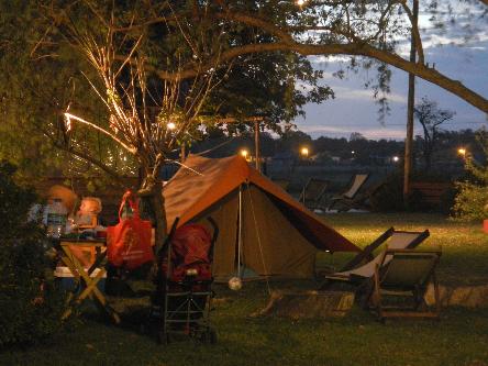 iniciarse al campamento, base, acampada, camping, acampar, camper, refugio, dormi, donde dormir,  caba&ntilde;a, hospedaje, donde hospedarse, hotel barato, ambiente, sala de maquinas, exclusivo, exclusividad, camping de lujo, glamping argentina, relax, relajarse, relajacion, siesta, tranquilidad, sosiego, estancia, pasto, aire, acondicionado, desayuno, mate en la cama, pileta, sombrilla, colchoneta inflable, fin de semana, week end, sabado, domingo, feriado, fin de semana largo, feriado puente, salida, parejas, turismo rural, viaje, viajecito escapada, viajeta, cerca, capital, pocos km, costa atlantica, autopista zona sur, lobos, ca&ntilde;uelas, san miguel del monte, uribelarrea, udaondo abott, campo, fogon, bolsa de dormir, linternas, mosquitero, pesca, paseos en globo, planeadores, alquiler cuatriciclos, cabalgatas, cabalgar, caballos, parque4x4, smata, maximo paz, vicente casares, ezeiza, horno de barro, asado, amigos, familia, chicos chicos, peque&ntilde;os, primera experiencia, naturaleza, verde, salir a pescar, hacer un fueguito, leer un libro, tranquilo, hamaca, paraguaya, siesta en los arboles, pastos altos, fogon, parrilla, disco de arado, deportes aventura, escapar de la rutina, quincho, juegos para chicos, escaladores, atardecer, niebla, abierto todo el a&ntilde;o, atendido por sus due&ntilde;os, ropa de cama, frazadas, mangrullo, reposeras, pic-nic, pic nic, campestre, atardecer, pajaros, chacra, las primorosas, chacras del alba, termas del salado, esculturas al aire libre, sala de maquinas, parque 4x4 conduccion defensiva, 4x4 y atv cuatris bosques, pasar el dia, dia de campo, 