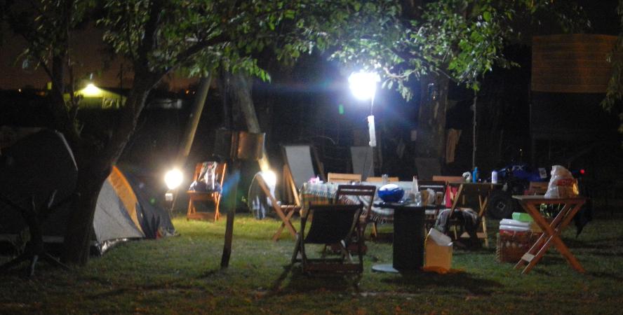 iniciarse al campamento, base, acampada, camping, acampar, camper, refugio, dormi, donde dormir,  caba&ntilde;a, hospedaje, donde hospedarse, hotel barato, ambiente, sala de maquinas, exclusivo, exclusividad, camping de lujo, glamping argentina, relax, relajarse, relajacion, siesta, tranquilidad, sosiego, estancia, pasto, aire, acondicionado, desayuno, mate en la cama, pileta, sombrilla, colchoneta inflable, fin de semana, week end, sabado, domingo, feriado, fin de semana largo, feriado puente, salida, parejas, turismo rural, viaje, viajecito escapada, viajeta, cerca, capital, pocos km, costa atlantica, autopista zona sur, lobos, ca&ntilde;uelas, san miguel del monte, uribelarrea, udaondo abott, campo, fogon, bolsa de dormir, linternas, mosquitero, pesca, paseos en globo, planeadores, alquiler cuatriciclos, cabalgatas, cabalgar, caballos, parque4x4, smata, maximo paz, vicente casares, ezeiza, horno de barro, asado, amigos, familia, chicos chicos, peque&ntilde;os, primera experiencia, naturaleza, verde, salir a pescar, hacer un fueguito, leer un libro, tranquilo, hamaca, paraguaya, siesta en los arboles, pastos altos, fogon, parrilla, disco de arado, deportes aventura, escapar de la rutina, quincho, juegos para chicos, escaladores, atardecer, niebla, abierto todo el a&ntilde;o, atendido por sus due&ntilde;os, ropa de cama, frazadas, mangrullo, reposeras, pic-nic, pic nic, campestre, atardecer, pajaros, chacra, las primorosas, chacras del alba, termas del salado, esculturas al aire libre, sala de maquinas, parque 4x4 conduccion defensiva, 4x4 y atv cuatris bosques, pasar el dia, dia de campo, 