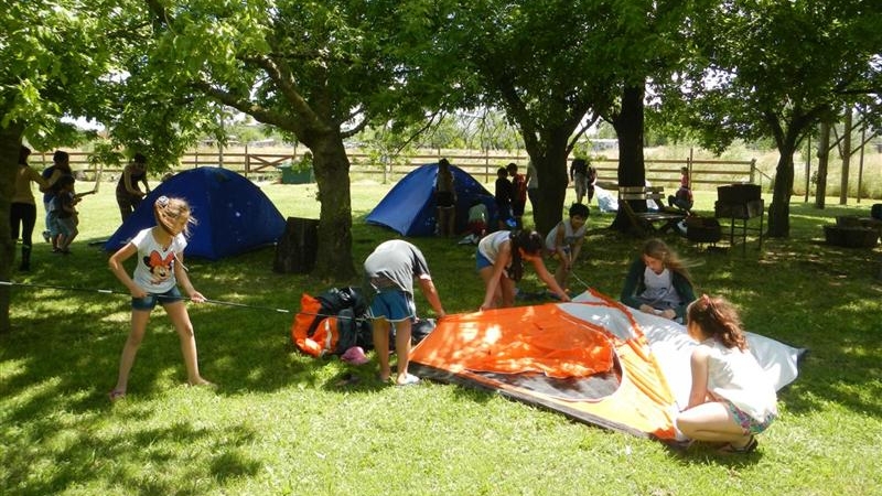 iniciarse al campamento, base, acampada, camping, acampar, camper, refugio, dormi, donde dormir,  caba&ntilde;a, hospedaje, donde hospedarse, hotel barato, ambiente, sala de maquinas, exclusivo, exclusividad, camping de lujo, glamping argentina, relax, relajarse, relajacion, siesta, tranquilidad, sosiego, estancia, pasto, aire, acondicionado, desayuno, mate en la cama, pileta, sombrilla, colchoneta inflable, fin de semana, week end, sabado, domingo, feriado, fin de semana largo, feriado puente, salida, parejas, turismo rural, viaje, viajecito escapada, viajeta, cerca, capital, pocos km, costa atlantica, autopista zona sur, lobos, ca&ntilde;uelas, san miguel del monte, uribelarrea, udaondo abott, campo, fogon, bolsa de dormir, linternas, mosquitero, pesca, paseos en globo, planeadores, alquiler cuatriciclos, cabalgatas, cabalgar, caballos, parque4x4, smata, maximo paz, vicente casares, ezeiza, horno de barro, asado, amigos, familia, chicos chicos, peque&ntilde;os, primera experiencia, naturaleza, verde, salir a pescar, hacer un fueguito, leer un libro, tranquilo, hamaca, paraguaya, siesta en los arboles, pastos altos, fogon, parrilla, disco de arado, deportes aventura, escapar de la rutina, quincho, juegos para chicos, escaladores, atardecer, niebla, abierto todo el a&ntilde;o, atendido por sus due&ntilde;os, ropa de cama, frazadas, mangrullo, reposeras, pic-nic, pic nic, campestre, atardecer, pajaros, chacra, las primorosas, chacras del alba, termas del salado, esculturas al aire libre, sala de maquinas, parque 4x4 conduccion defensiva, 4x4 y atv cuatris bosques, pasar el dia, dia de campo, 