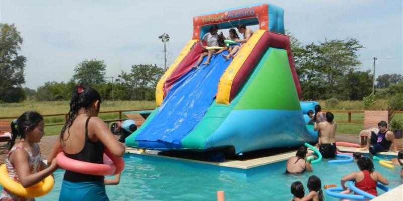 Campamento, ca&ntilde;uelas, acampar, escuelas, camping, educativo, grupo de chicos, salida educativa, exclusivo, fin de semana, pocos km, ezeiza, iniciarse al campamento, base, acampada, camping, acampar, cerca, capital, pocos km, lobos, ca&ntilde;uelas, san miguel del monte, uribelarrea, udaondo abott, campo, fogon, rustico, scouts, alquiler carpas, bolsa de dormir, linternas, parque4x4, smata, maximo paz, vicente casares, ezeiza, horno de barro, familia, chicos chicos, peque&ntilde;os, primera experiencia, naturaleza, verde, salir, arboleda, quincho cerrado, seguridad, iluminaci&oacute;n, fog&oacute;n, parrilla, deportes aventura, quincho, juegos para chicos, juegos trepadores, casa en el &aacute;rbol, escaladores, campestre, atardecer, la tranquera, general rodriguez, escuela de gimnasia, profesores, sevicios, viaje educativo, bosque, experiencia educativa, pileta, piscina, tobogan inflable, pelotero, mancha, deportes, cancha, futbol, voley, paseo nocturno, en caso de lluvia, transporte escolar, micro de alquiler, maestros de escuela, colegios, educaci&oacute;n privada, viaje fin de curso, experiencia campamentil, colonia escolar, educaci&oacute;n en el medio natural, Aula, Naturaleza, actividades f&iacute;sicas en el medio natural, educaci&oacute;n F&iacute;sica, educaci&oacute;n primaria, actividades f&iacute;sicas en la naturaleza, pre-campamento, colonia de vacaciones, vida en la naturaleza, tavien, pr&aacute;cticas en el medio natural; cuidado y preservaci&oacute;n del medio ambiente, interpretaci&oacute;n natural, campo privado, predio cerrado, integraci&oacute;n, sholem, intercolegial, torneo, campo aventua, barrancas, lujan, puente de sogas, caminata nocturna, entorno controlado, construir, refugios, laguna, juego, grupo, charlas, iglesias, retiro espiritual, catequesis, campamentos catolicos, proyecto campamento, arborismo, baradero, dormies, granja, contingente, alojamiento, interpretaci&oacute;n, mangrullo, plantas nativas, colonia suiza, programa educativo, san antonio de areco, los robles, campamento recreativo, armado de carpas, capilla del se&ntilde;or, excursiones de colegios, grupo scout.