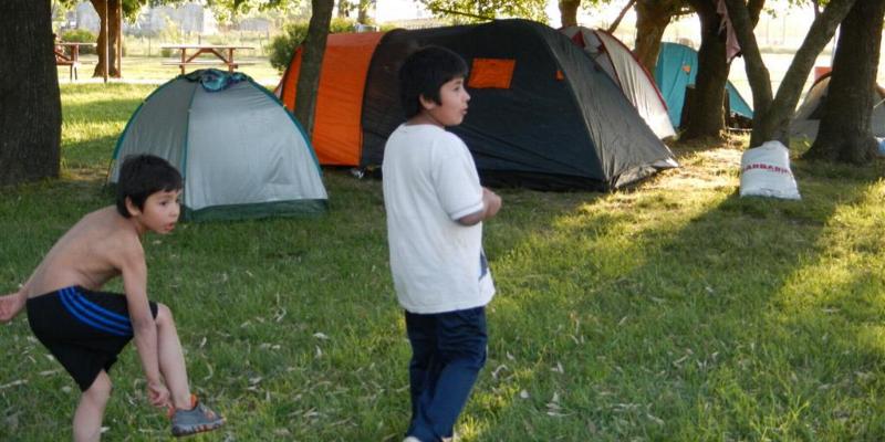 Campamento, ca&ntilde;uelas, acampar, escuelas, camping, educativo, grupo de chicos, salida educativa, exclusivo, fin de semana, pocos km, ezeiza, iniciarse al campamento, base, acampada, camping, acampar, cerca, capital, pocos km, lobos, ca&ntilde;uelas, san miguel del monte, uribelarrea, udaondo abott, campo, fogon, rustico, scouts, alquiler carpas, bolsa de dormir, linternas, parque4x4, smata, maximo paz, vicente casares, ezeiza, horno de barro, familia, chicos chicos, peque&ntilde;os, primera experiencia, naturaleza, verde, salir, arboleda, quincho cerrado, seguridad, iluminaci&oacute;n, fog&oacute;n, parrilla, deportes aventura, quincho, juegos para chicos, juegos trepadores, casa en el &aacute;rbol, escaladores, campestre, atardecer, la tranquera, general rodriguez, escuela de gimnasia, profesores, sevicios, viaje educativo, bosque, experiencia educativa, pileta, piscina, tobogan inflable, pelotero, mancha, deportes, cancha, futbol, voley, paseo nocturno, en caso de lluvia, transporte escolar, micro de alquiler, maestros de escuela, colegios, educaci&oacute;n privada, viaje fin de curso, experiencia campamentil, colonia escolar, educaci&oacute;n en el medio natural, Aula, Naturaleza, actividades f&iacute;sicas en el medio natural, educaci&oacute;n F&iacute;sica, educaci&oacute;n primaria, actividades f&iacute;sicas en la naturaleza, pre-campamento, colonia de vacaciones, vida en la naturaleza, tavien, pr&aacute;cticas en el medio natural; cuidado y preservaci&oacute;n del medio ambiente, interpretaci&oacute;n natural, campo privado, predio cerrado, integraci&oacute;n, sholem, intercolegial, torneo, campo aventua, barrancas, lujan, puente de sogas, caminata nocturna, entorno controlado, construir, refugios, laguna, juego, grupo, charlas, iglesias, retiro espiritual, catequesis, campamentos catolicos, proyecto campamento, arborismo, baradero, dormies, granja, contingente, alojamiento, interpretaci&oacute;n, mangrullo, plantas nativas, colonia suiza, programa educativo, san antonio de areco, los robles, campamento recreativo, armado de carpas, capilla del se&ntilde;or, excursiones de colegios, grupo scout.