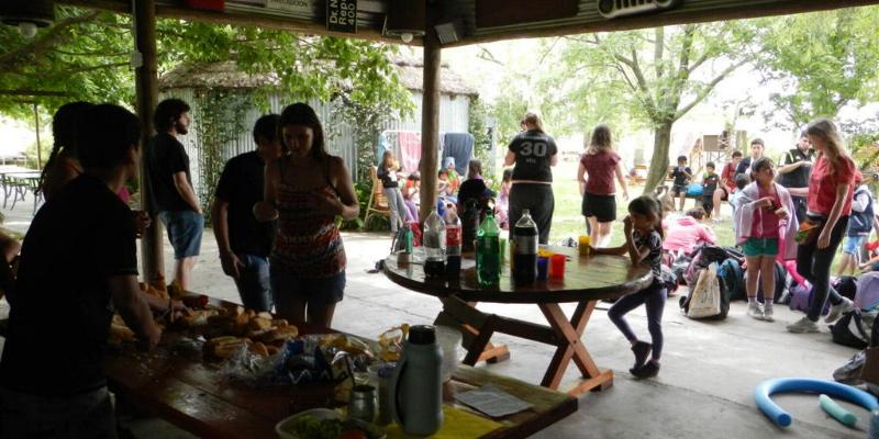 Campamento, ca&ntilde;uelas, acampar, escuelas, camping, educativo, grupo de chicos, salida educativa, exclusivo, fin de semana, pocos km, ezeiza, iniciarse al campamento, base, acampada, camping, acampar, cerca, capital, pocos km, lobos, ca&ntilde;uelas, san miguel del monte, uribelarrea, udaondo abott, campo, fogon, rustico, scouts, alquiler carpas, bolsa de dormir, linternas, parque4x4, smata, maximo paz, vicente casares, ezeiza, horno de barro, familia, chicos chicos, peque&ntilde;os, primera experiencia, naturaleza, verde, salir, arboleda, quincho cerrado, seguridad, iluminaci&oacute;n, fog&oacute;n, parrilla, deportes aventura, quincho, juegos para chicos, juegos trepadores, casa en el &aacute;rbol, escaladores, campestre, atardecer, la tranquera, general rodriguez, escuela de gimnasia, profesores, sevicios, viaje educativo, bosque, experiencia educativa, pileta, piscina, tobogan inflable, pelotero, mancha, deportes, cancha, futbol, voley, paseo nocturno, en caso de lluvia, transporte escolar, micro de alquiler, maestros de escuela, colegios, educaci&oacute;n privada, viaje fin de curso, experiencia campamentil, colonia escolar, educaci&oacute;n en el medio natural, Aula, Naturaleza, actividades f&iacute;sicas en el medio natural, educaci&oacute;n F&iacute;sica, educaci&oacute;n primaria, actividades f&iacute;sicas en la naturaleza, pre-campamento, colonia de vacaciones, vida en la naturaleza, tavien, pr&aacute;cticas en el medio natural; cuidado y preservaci&oacute;n del medio ambiente, interpretaci&oacute;n natural, campo privado, predio cerrado, integraci&oacute;n, sholem, intercolegial, torneo, campo aventua, barrancas, lujan, puente de sogas, caminata nocturna, entorno controlado, construir, refugios, laguna, juego, grupo, charlas, iglesias, retiro espiritual, catequesis, campamentos catolicos, proyecto campamento, arborismo, baradero, dormies, granja, contingente, alojamiento, interpretaci&oacute;n, mangrullo, plantas nativas, colonia suiza, programa educativo, san antonio de areco, los robles, campamento recreativo, armado de carpas, capilla del se&ntilde;or, excursiones de colegios, grupo scout.