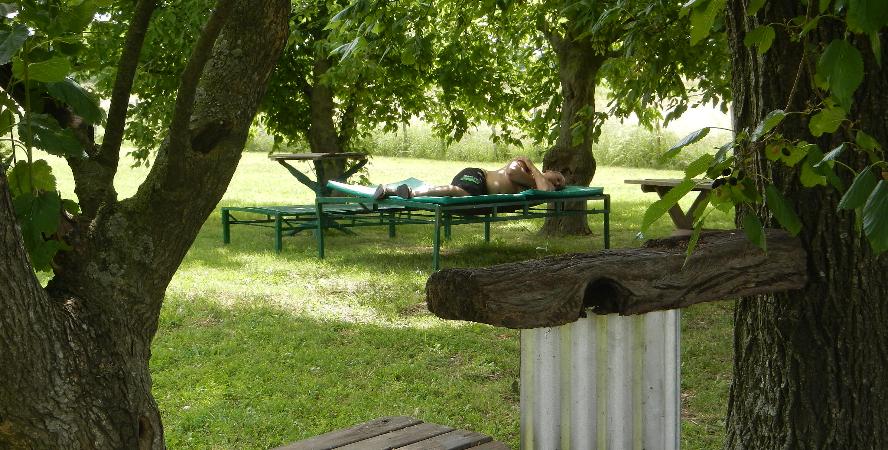 iniciarse al campamento, base, acampada, camping, acampar, camper, refugio, dormi, donde dormir,  caba&ntilde;a, hospedaje, donde hospedarse, hotel barato, ambiente, sala de maquinas, exclusivo, exclusividad, camping de lujo, glamping argentina, relax, relajarse, relajacion, siesta, tranquilidad, sosiego, estancia, pasto, aire, acondicionado, desayuno, mate en la cama, pileta, sombrilla, colchoneta inflable, fin de semana, week end, sabado, domingo, feriado, fin de semana largo, feriado puente, salida, parejas, turismo rural, viaje, viajecito escapada, viajeta, cerca, capital, pocos km, costa atlantica, autopista zona sur, lobos, ca&ntilde;uelas, san miguel del monte, uribelarrea, udaondo abott, campo, fogon, bolsa de dormir, linternas, mosquitero, pesca, paseos en globo, planeadores, alquiler cuatriciclos, cabalgatas, cabalgar, caballos, parque4x4, smata, maximo paz, vicente casares, ezeiza, horno de barro, asado, amigos, familia, chicos chicos, peque&ntilde;os, primera experiencia, naturaleza, verde, salir a pescar, hacer un fueguito, leer un libro, tranquilo, hamaca, paraguaya, siesta en los arboles, pastos altos, fogon, parrilla, disco de arado, deportes aventura, escapar de la rutina, quincho, juegos para chicos, escaladores, atardecer, niebla, abierto todo el a&ntilde;o, atendido por sus due&ntilde;os, ropa de cama, frazadas, mangrullo, reposeras, pic-nic, pic nic, campestre, atardecer, pajaros, chacra, las primorosas, chacras del alba, termas del salado, esculturas al aire libre, sala de maquinas, parque 4x4 conduccion defensiva, 4x4 y atv cuatris bosques, pasar el dia, dia de campo, 