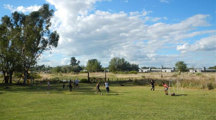 mangrullo quincho evento estancia campo cumpleaños bautismo asado lechon fin de semana quinta alquiler salon mesas y sillas vajilla voley futbol juegos para chicos plaza blanda rustica