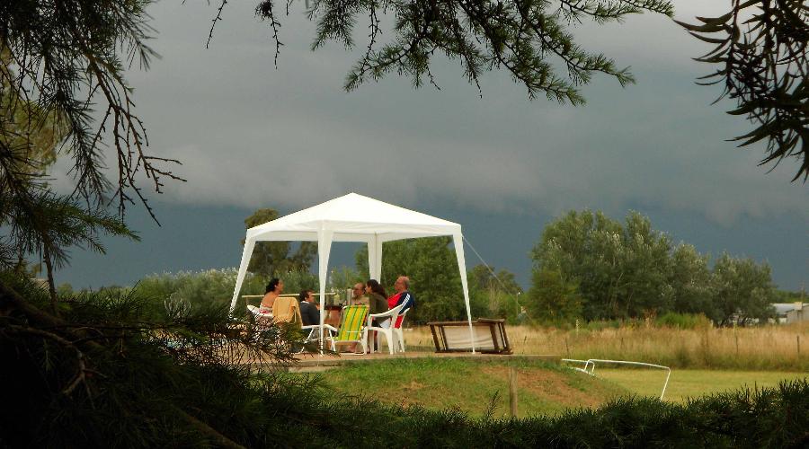 mangrullo quincho evento estancia campo cumpleaños bautismo asado lechon fin de semana quinta alquiler salon mesas y sillas vajilla voley futbol juegos para chicos plaza blanda rustica