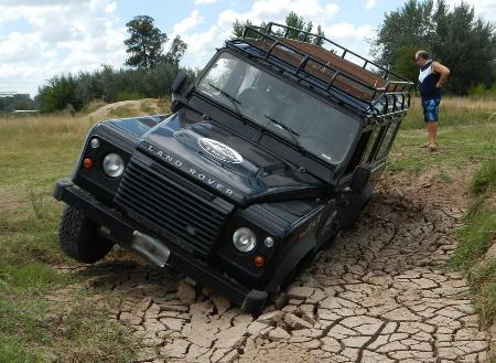 Ascenso y descenso, de rampas y terreno natural Inclinaciones laterales Conducci&oacute;n en arena Conducci&oacute;n en barro Paso de vadeo Trepada en roca Circulaci&oacute;n sobre piedras Trepada de escalera de durmientes Descuelgue de suspensi&oacute;n y funcionamiento de los sistemas de tracci&oacute;n Utilizaci&oacute;n en ascenso y descenso de los dispositivos de seguridad espec&iacute;ficos Demostraci&oacute;n de la transferencia de maza y su importancia       en la tracci&oacute;n T&eacute;cnicas de negociaci&oacute;n de los distintos tipos de obst&aacute;culos Maniobras de seguridad T&eacute;cnicas de rescate y uso correcto de todos los elementos espec&iacute;ficos Paso de Puentes Camel Conducci&oacute;n en m&eacute;danos Remplazo de neum&aacute;ticos sin ayuda de los elementos espec&iacute;ficos