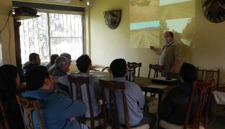 Capacitar a los usuarios de veh&iacute;culos 4x4 en el conocimiento de t&eacute;cnicas de     conducci&oacute;n en diferentes terrenos y climas, an&aacute;lisis de las posibilidades     y cualidades de cada camioneta, y t&eacute;cnicas y manejo de accesorios de rescate     y equipamiento. Esto se logra mediante un an&aacute;lisis del veh&iacute;culo y del terreno,     y la practica (en condiciones seguras y controladas, que permitan a los participantes     cometer errores y luego corregirlos solos, o ser rescatados) en diferentes     terrenos y situaciones