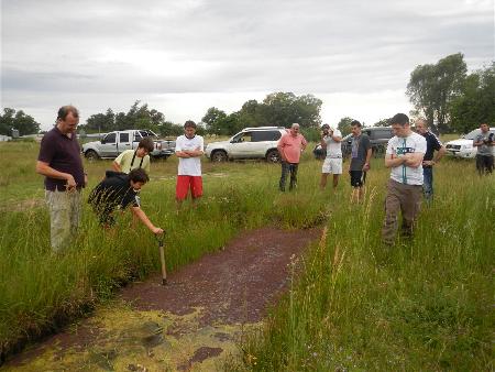Capacitar a los usuarios de veh&iacute;culos 4x4 en el conocimiento de t&eacute;cnicas de     conducci&oacute;n en diferentes terrenos y climas, an&aacute;lisis de las posibilidades     y cualidades de cada camioneta, y t&eacute;cnicas y manejo de accesorios de rescate     y equipamiento. Esto se logra mediante un an&aacute;lisis del veh&iacute;culo y del terreno,     y la practica (en condiciones seguras y controladas, que permitan a los participantes     cometer errores y luego corregirlos solos, o ser rescatados) en diferentes     terrenos y situaciones