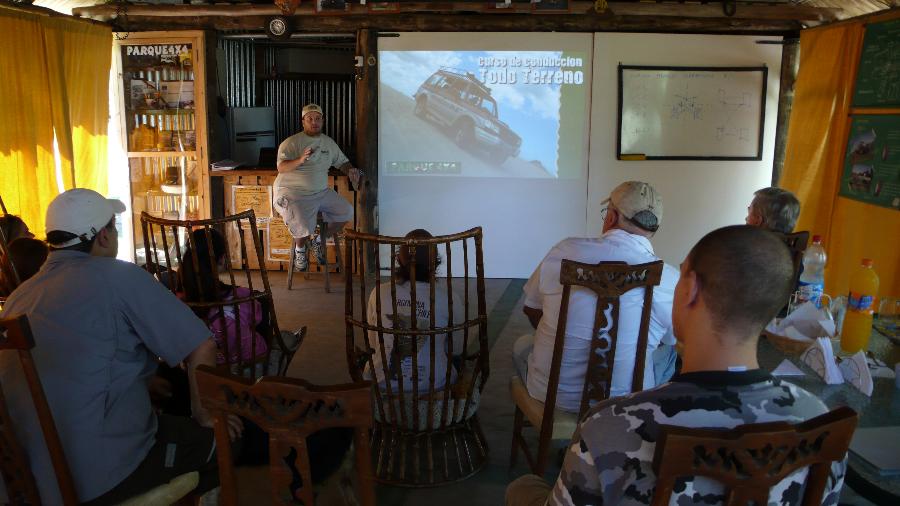 Ascenso y descenso, de rampas y terreno natural Inclinaciones laterales Conducci&oacute;n en arena Conducci&oacute;n en barro Paso de vadeo Trepada en roca Circulaci&oacute;n sobre piedras Trepada de escalera de durmientes Descuelgue de suspensi&oacute;n y funcionamiento de los sistemas de tracci&oacute;n Utilizaci&oacute;n en ascenso y descenso de los dispositivos de seguridad espec&iacute;ficos Demostraci&oacute;n de la transferencia de maza y su importancia       en la tracci&oacute;n T&eacute;cnicas de negociaci&oacute;n de los distintos tipos de obst&aacute;culos Maniobras de seguridad T&eacute;cnicas de rescate y uso correcto de todos los elementos espec&iacute;ficos Paso de Puentes Camel Conducci&oacute;n en m&eacute;danos Remplazo de neum&aacute;ticos sin ayuda de los elementos espec&iacute;ficos