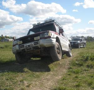 Ascenso y descenso, de rampas y terreno natural Inclinaciones laterales Conducci&oacute;n en arena Conducci&oacute;n en barro Paso de vadeo Trepada en roca Circulaci&oacute;n sobre piedras Trepada de escalera de durmientes Descuelgue de suspensi&oacute;n y funcionamiento de los sistemas de tracci&oacute;n Utilizaci&oacute;n en ascenso y descenso de los dispositivos de seguridad espec&iacute;ficos Demostraci&oacute;n de la transferencia de maza y su importancia       en la tracci&oacute;n T&eacute;cnicas de negociaci&oacute;n de los distintos tipos de obst&aacute;culos Maniobras de seguridad T&eacute;cnicas de rescate y uso correcto de todos los elementos espec&iacute;ficos Paso de Puentes Camel Conducci&oacute;n en m&eacute;danos Remplazo de neum&aacute;ticos sin ayuda de los elementos espec&iacute;ficos alquiler camioneta 4x4 curso hertz alamo 
