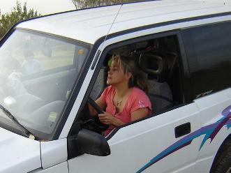 mujer manejando 4x4